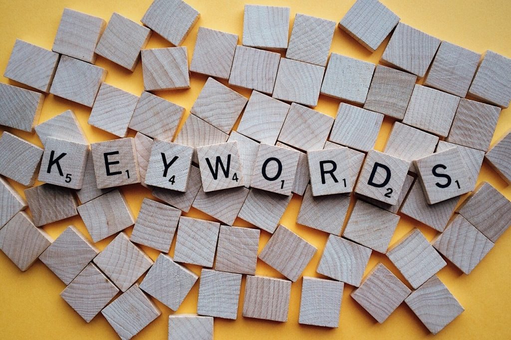 Why is targeting popular keywords important for affiliate marketing strategy?